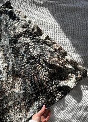 Шелковая сатиновая юбка на талию змеиный принт легкая летняя3 фото
