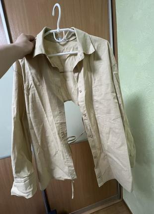 Стильная плотная бежевая песочная рубашка с открытой спиной вырез бежевая плотная рубашка с вырезом на спине rikky hype7 фото