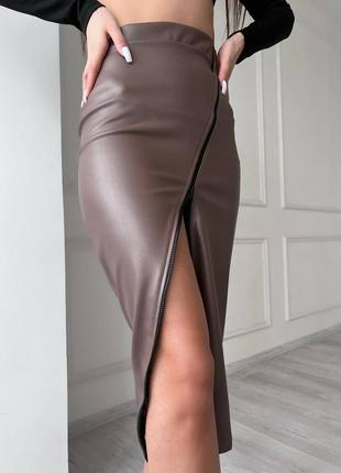 Базовая кожаная юбка меди с разрезом4 фото