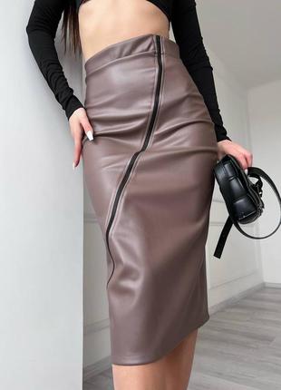 Базовая кожаная юбка меди с разрезом3 фото