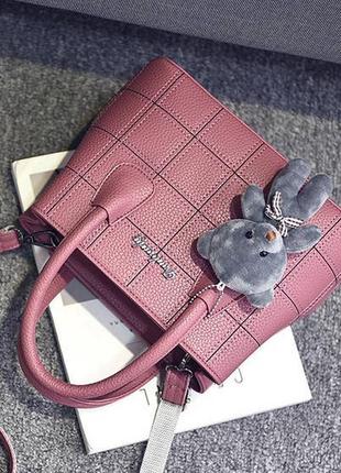 Женская мини сумочка с брелоком мишка, маленькая сумка на плечо розовая4 фото