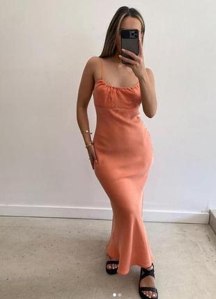 Брендова сукня комбінація струмуюча довга максі шовкова від missguided у персиковому відтінку
