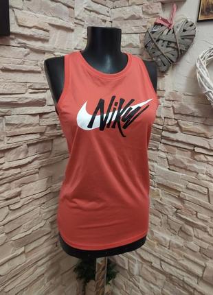 Красивая спортивная оранжевая с логотипом майка nike tee dri-fit