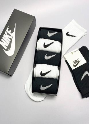 Чоловічі шкарпетки nike високі в коробці 5 пари подарунковий набір для чоловіка шкарпеток 41-45р біло-чорні9 фото