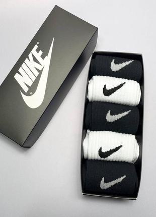 Чоловічі шкарпетки nike високі в коробці 5 пари подарунковий набір для чоловіка шкарпеток 41-45р біло-чорні8 фото