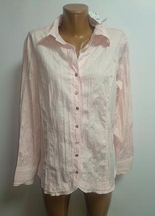 Пудровая блуза с вышивкой и пайетками с разными пуговицами в качестве декора6 фото