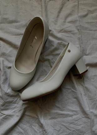 Жіночі білі туфлі1 фото