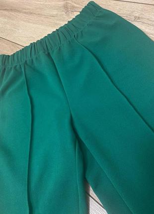 Зеленые брюки со стрелками. р.xs. sinsay.2 фото