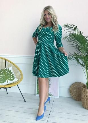 Темно-зеленое платье в горох с пышной юбкой