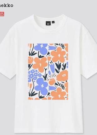 Классная футболка с цветочным принтом marimekko, uniqlo.