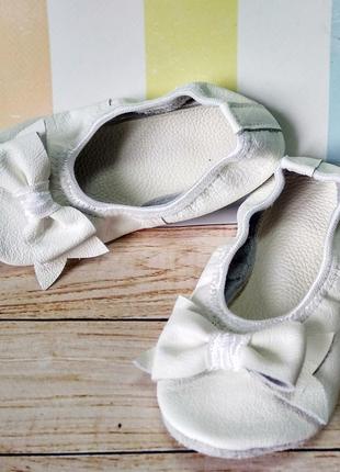 Кожаные белые чешки с бантиками и кошечками