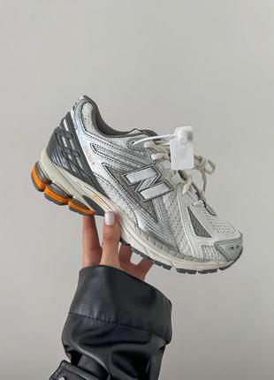 Стильні жіночі та чоловічі кросівки new balance 1906r silver white orange premium сріблясті1 фото