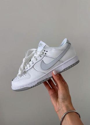 Шикарные женские кроссовки nike sb dunk low white grey swoosh premium белые3 фото