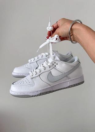 Шикарные женские кроссовки nike sb dunk low white grey swoosh premium белые