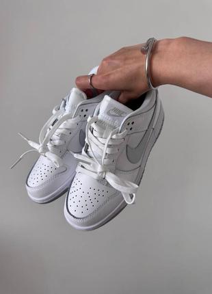 Шикарные женские кроссовки nike sb dunk low white grey swoosh premium белые2 фото