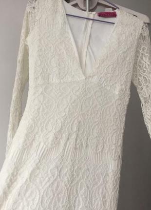 Мереживне облягаюче плаття міді з глибоким декольте кружево, довгий рукав