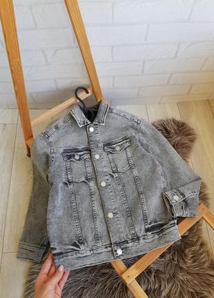 Серый бомбезный пиджак (унисекс)👫
фирмы denim co 
9/10 рочков (140см)
состояние: идеальный