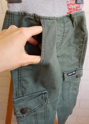 Стильні джинси на резинці (колір хакі)👫
фірми levi's 
3/4 рочки (100см)
стан: ідеальний5 фото