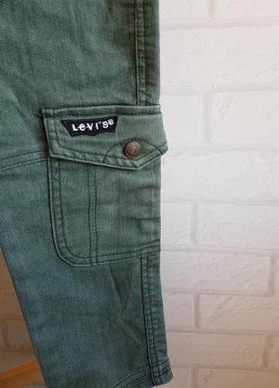 Стильні джинси на резинці (колір хакі)👫
фірми levi's 
3/4 рочки (100см)
стан: ідеальний2 фото