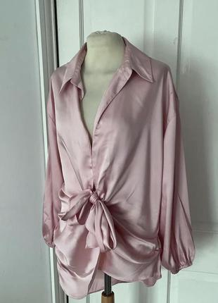 Розовая атласная блузка блуза с асимметричным подолом и завязкой спереди