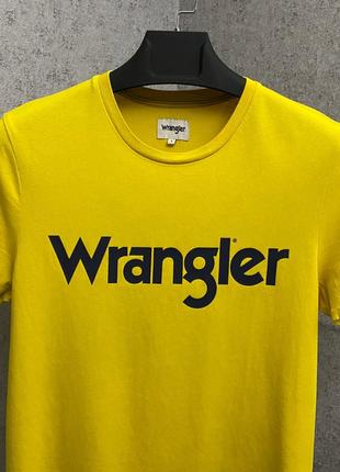 Желтая футболка от бренда wrangler3 фото