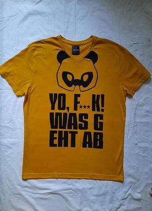 Яркая футболка с интересной надписью mach more