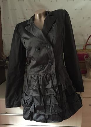 Гарне пальто з рюшами