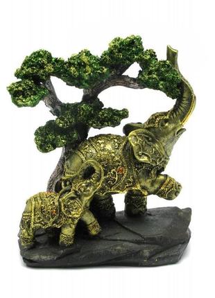 Статуетка слони під деревом