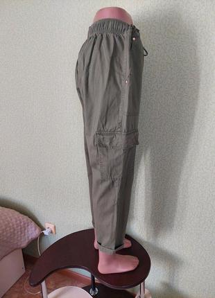 Женские брюки карго цвета хаки7 фото