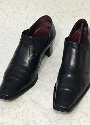 Туфлі ботильйони з гумками по боках