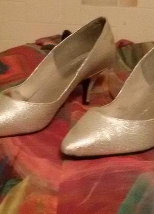 Туфлі жіночі сріблястого кольору на невеликому каблучку,розмір 38