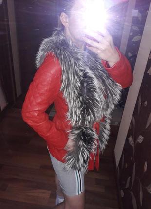 Шикарна куртка-жилет з натуральним хутром чорнобурки1 фото