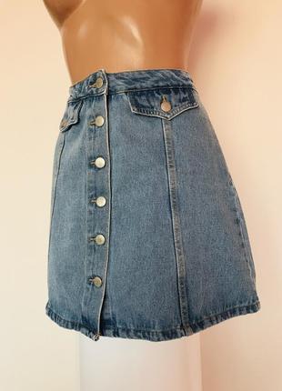 Крутая актуальная брендовая джинсовая голубая юбка трапеция на заклепках🦋2 фото