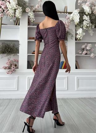 Плаття жіноче міді, з коротким рукавом-ліхтариком, з розрізом, у квітковий принт, чорничне2 фото