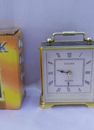 Кварцевые настольные часы будильник galaxy.
