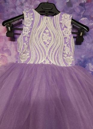 Красивое пышное платье цвета лаванды.1 фото