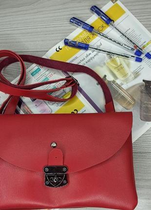 Жіноча сумочка на ремінці червона з екошкіри стильна сумка чер...
