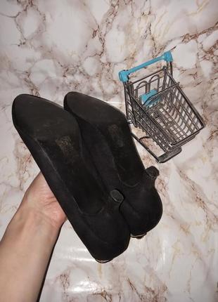 Черные туфли лодочки на средних каблуках9 фото