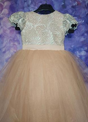 Пишне плаття персикового кольору