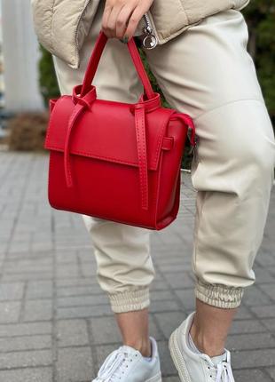 Красная женская сумка на длинном ремешке