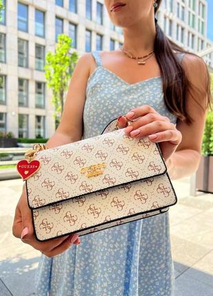 Жіноча сумка з еко-шкіри guess logo білого кольору молодіжна, брендова сумка через плече