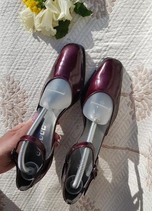 Ефектні лакові туфлі кольору марсала бордо garden італія1 фото
