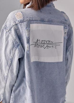 🌿 джинсовая рубашка на кнопках с нагрудными карманами – настоящий must have для каждой модницы.5 фото