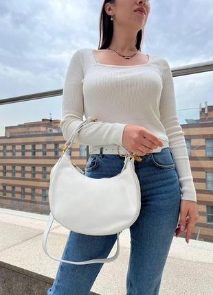 Женская сумка из эко-кожи fendi hobo фенди белая молодежная, брендовая сумка через плечо7 фото