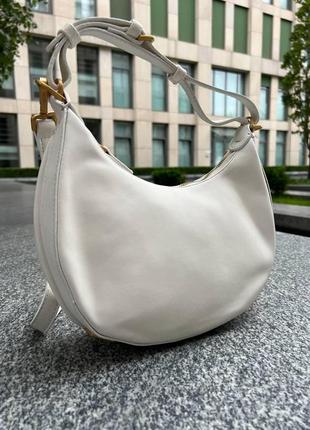 Женская сумка из эко-кожи fendi hobo фенди белая молодежная, брендовая сумка через плечо8 фото