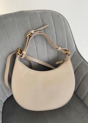 Женская сумка из эко-кожи fendi hobo фенди молочного цвета молодежная, брендовая сумка через плечо1 фото