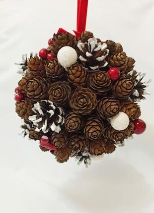 Рождественский шар из натуральных шишек, новогодний декор красные ягоды3 фото