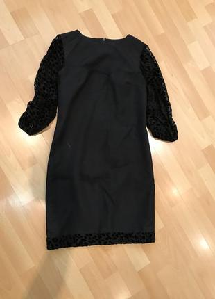 Чёрное платье с ажурными рукавами