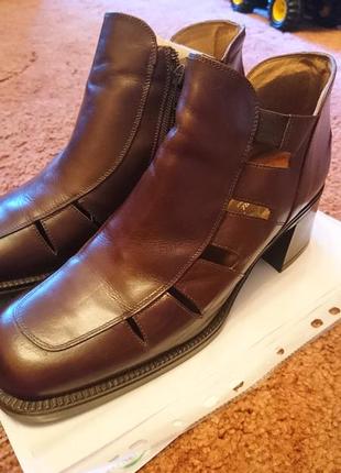 Черевики ,туфлі