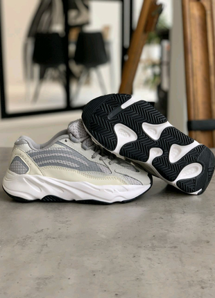 Adidas yeezy boost 700 наложка